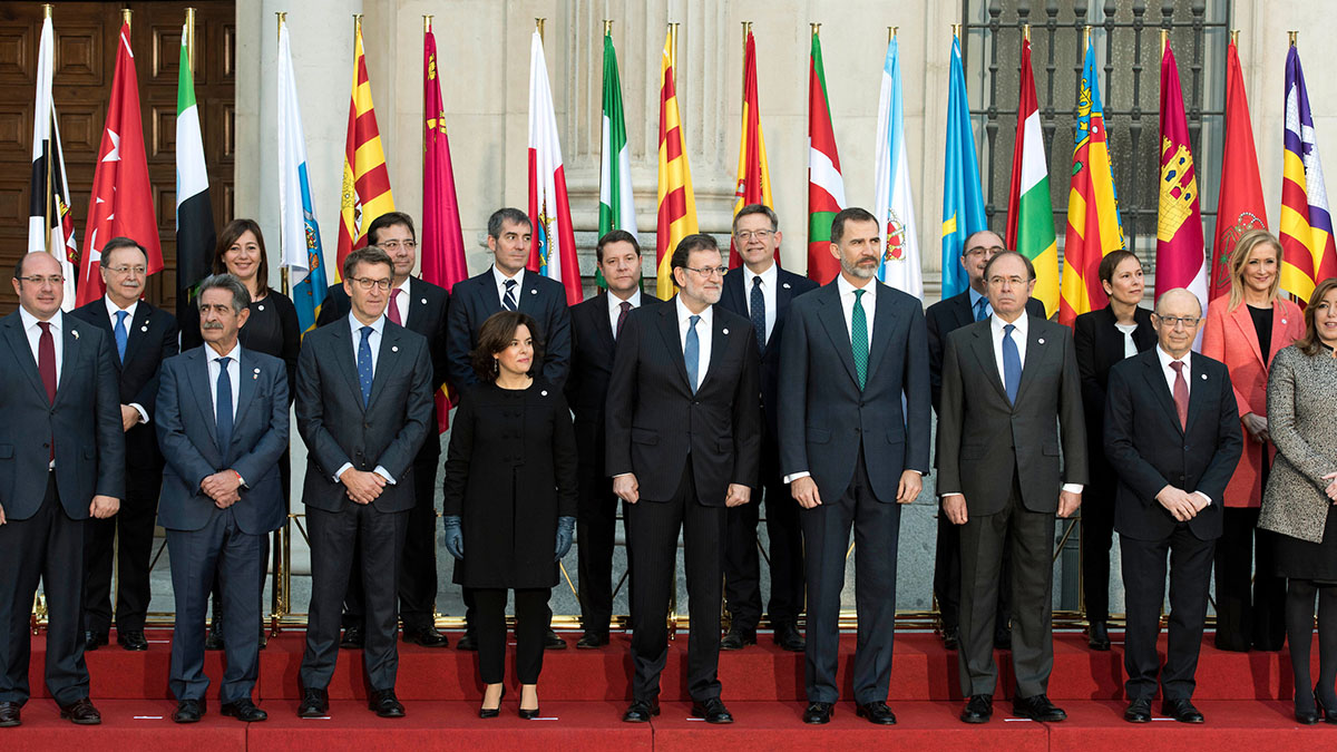 Los mandatarios autonómicos, entre ellos Clavijo, con Rajoy, Sáenz de Santamaría y el rey, en la última Conferencia de Presidentes. DA