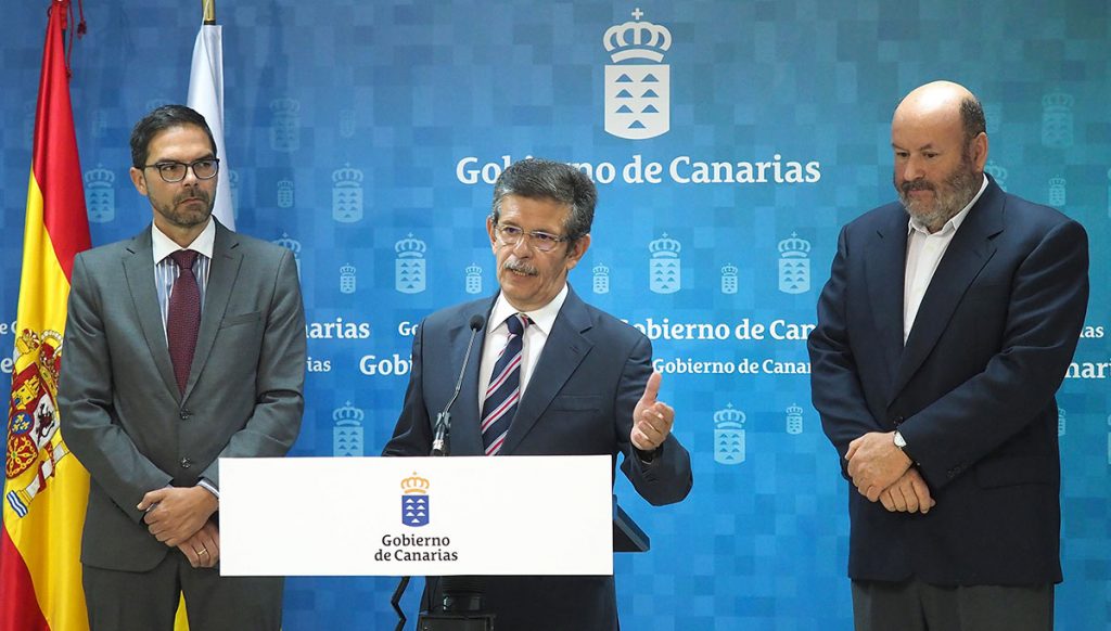 El viceconsejero de Empleo (c), Emilio Atiénzar, durante la rueda de prensa de ayer. Sergio Méndez