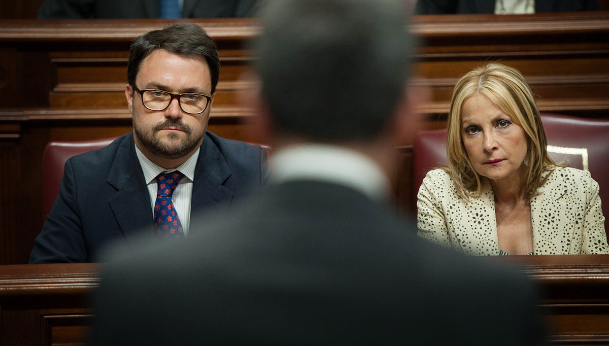 Asier Antona y Australia Navarro (PP) atienden a una intervención de Fernando Clavijo (CC), durante un pleno del Parlamento de Canarias. Andrés Gutiérrez