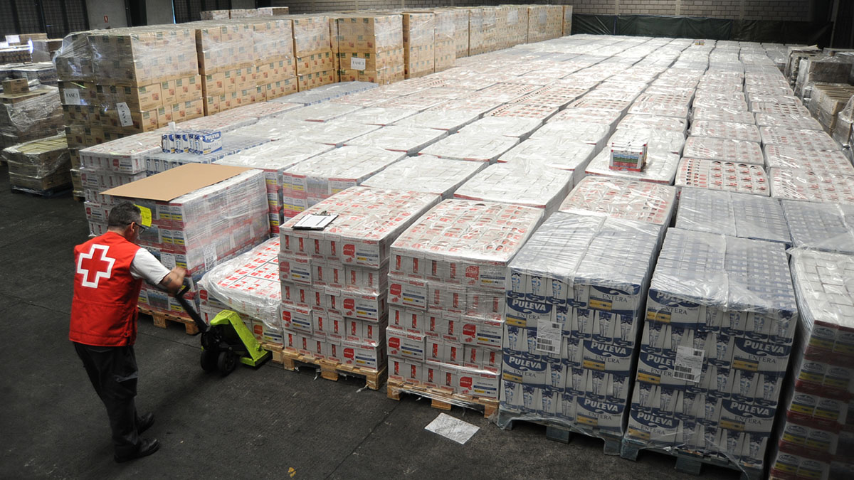 Almacén central de Cruz Roja en el Puerto de Santa Cruz de Tenerife, donde las entidades de reparto acuden a retirar los alimentos. Cruz Roja
