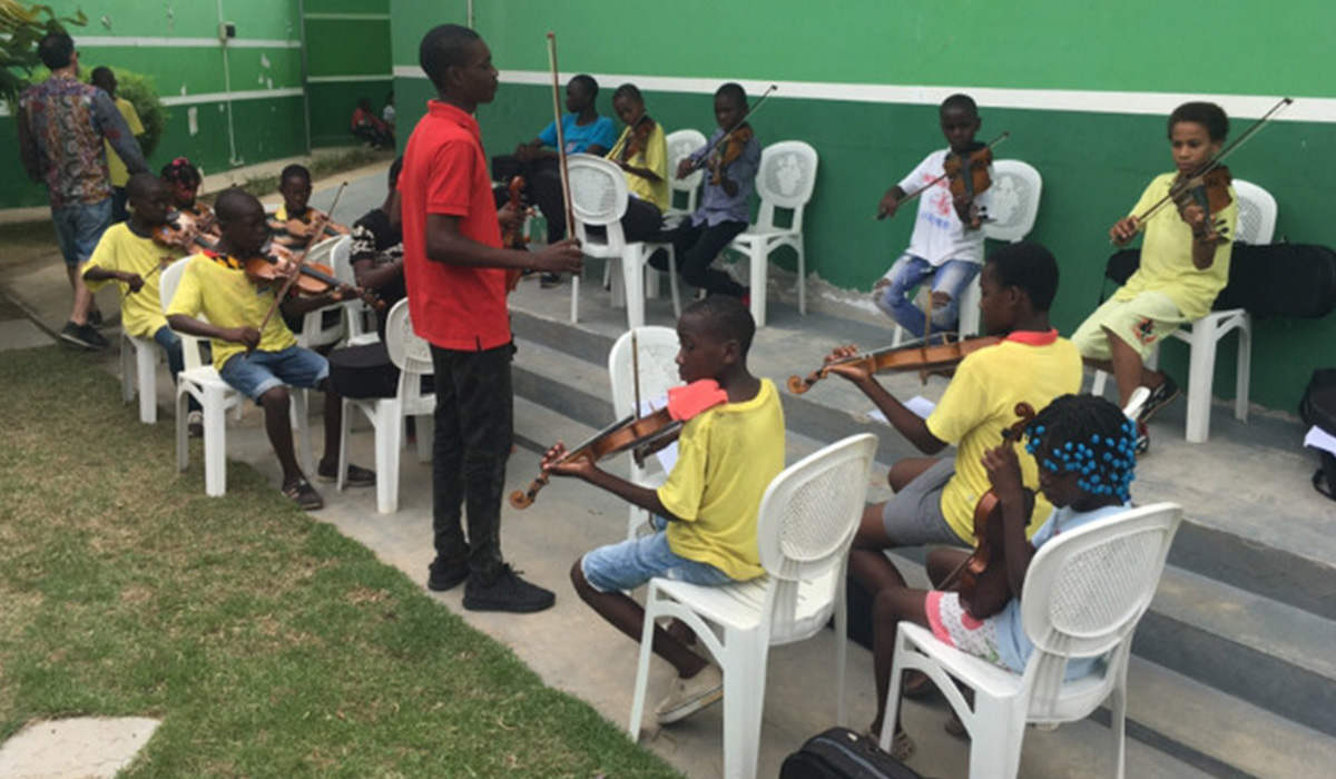 Ensayos en los jardines de la Escola de Música Kaposoka. DA