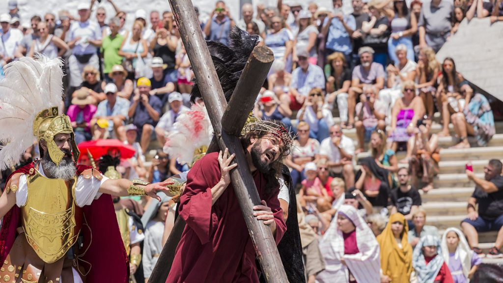 El recorrido de Jesús cargando la cruz entre el público. Phil Crean
