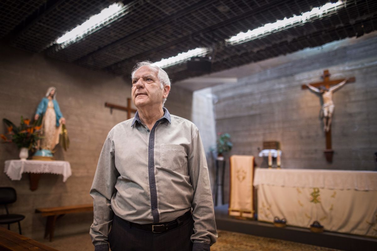 El párroco, don Aurelio, muestra a DIARIO DE AVISOS el aspecto del interior del nuevo templo de Las Chumberas. Andrés Gutiérrez