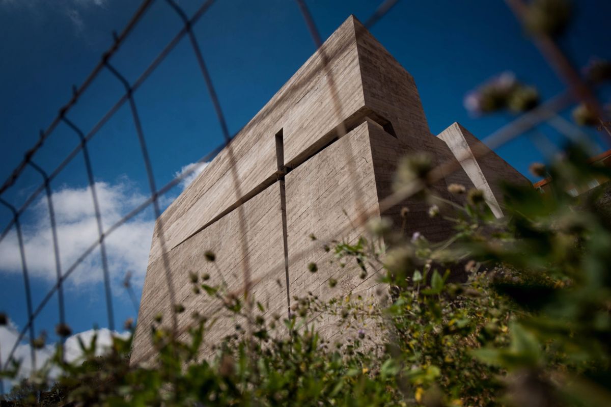 El original exterior de la iglesia es a base de grandes volúmenes de hormigón. Fran Pallero