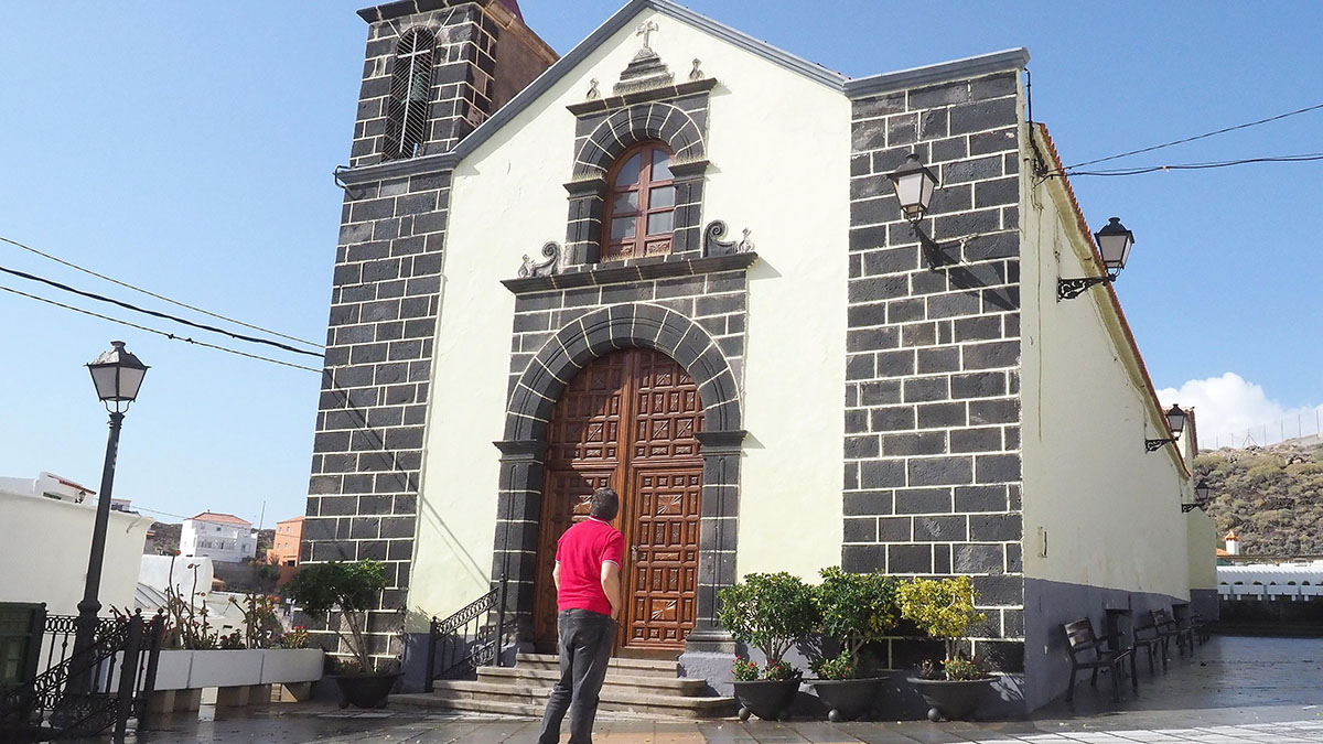 Aspecto actual de la fachada de la iglesia de Santa Ana, en el barrio del mismo nombre, en Candelaria. Sergio Méndez