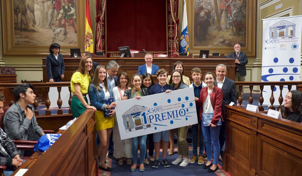 Los alumnos ganadores, con los diputados del Parlamento. DA