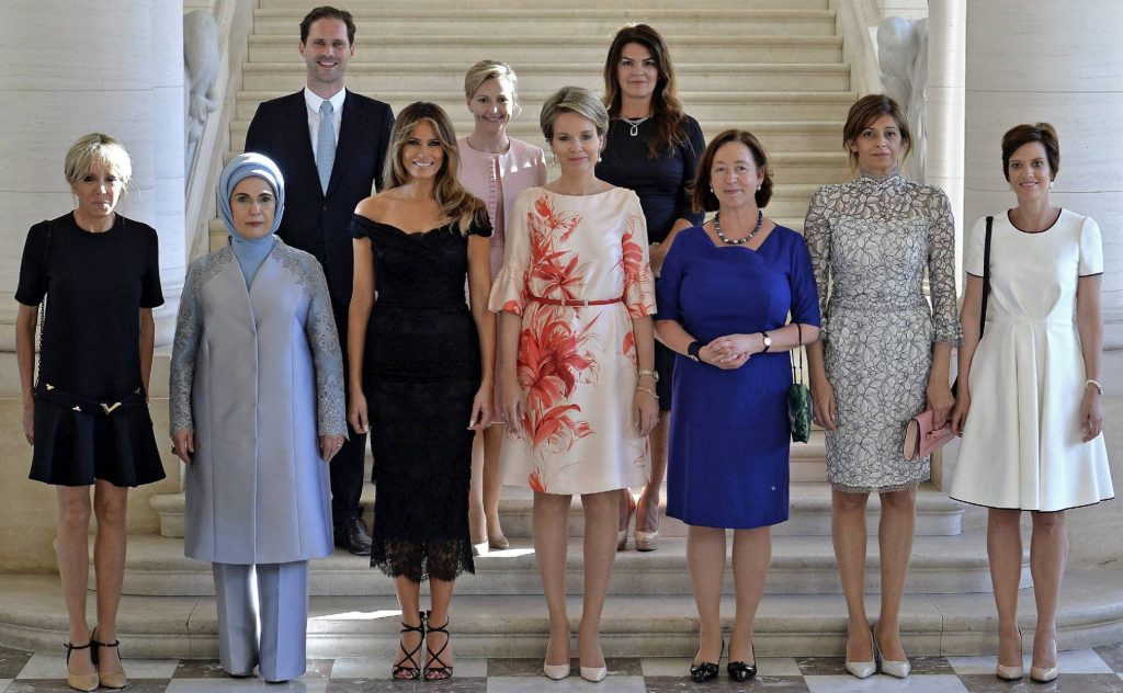 Gauthier Destenay posando junto a las primeras damas en la cumbre de la OTAN en Bruselas.