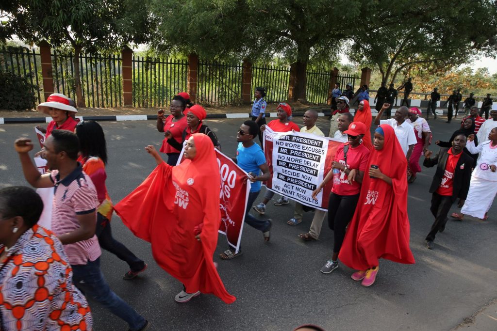 Miembros de la campaña #BringBackOurGirls en la capital de Nigeria para recordar los 1.000 días del secuestro de 200 escolares de su escuela de secundaria en Chibook por islamistas de Boko Haram, Nigeria 8 de enero de 2017 | REUTERS/Afolabi Sotunde