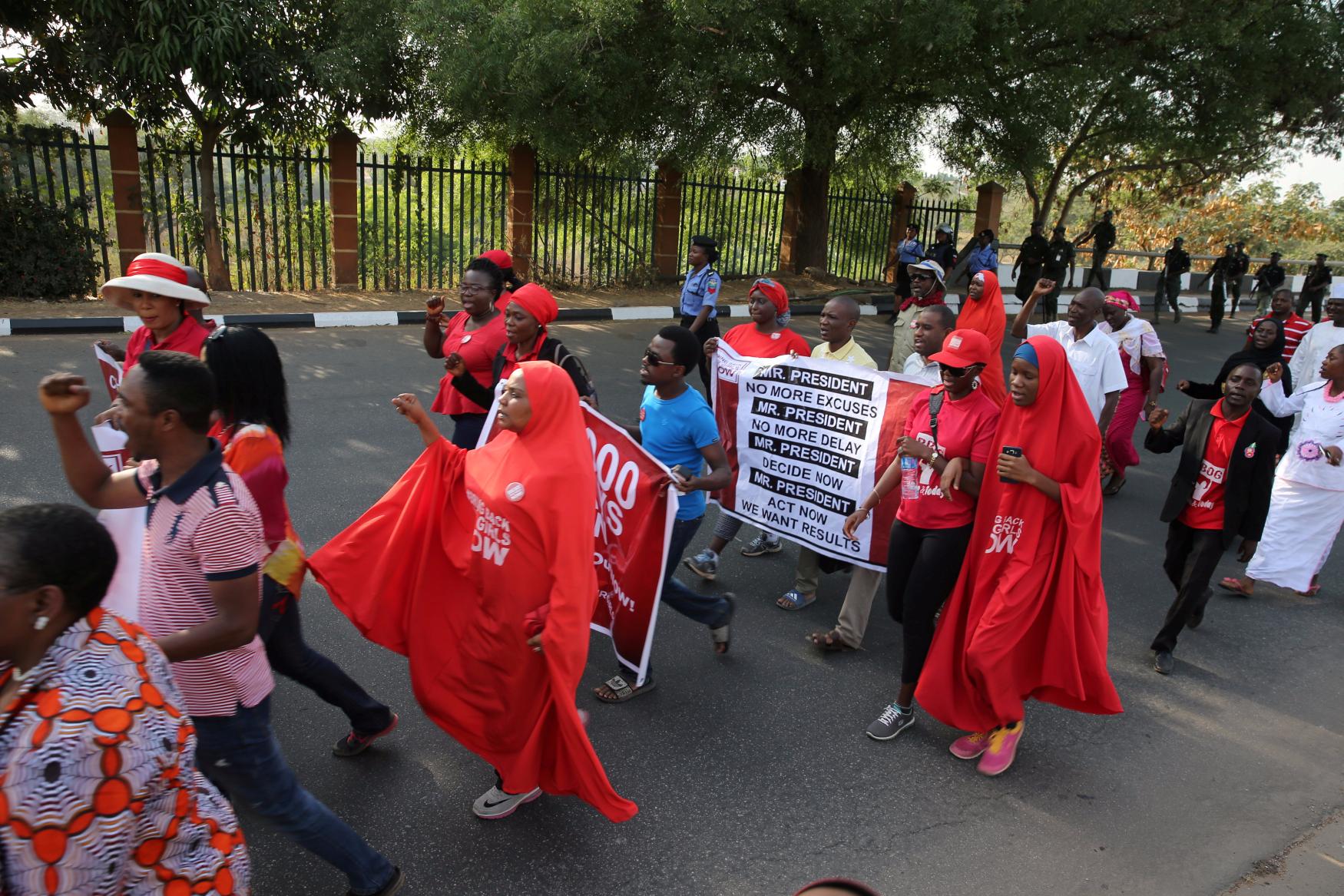 Miembros de la campaña #BringBackOurGirls en la capital de Nigeria para recordar los 1.000 días del secuestro de 200 escolares de su escuela de secundaria en Chibook por islamistas de Boko Haram, Nigeria 8 de enero de 2017 | REUTERS/Afolabi Sotunde