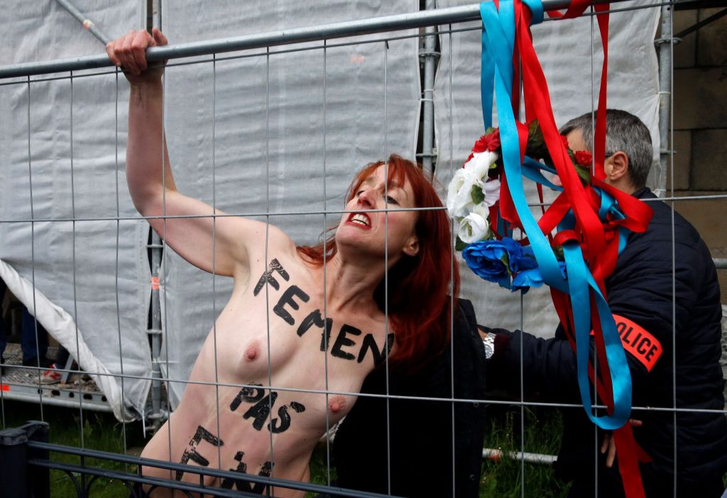 Activistas de Femen protestan contra Le Pen al norte de Francia | REUTERS/Pascal Rossignol