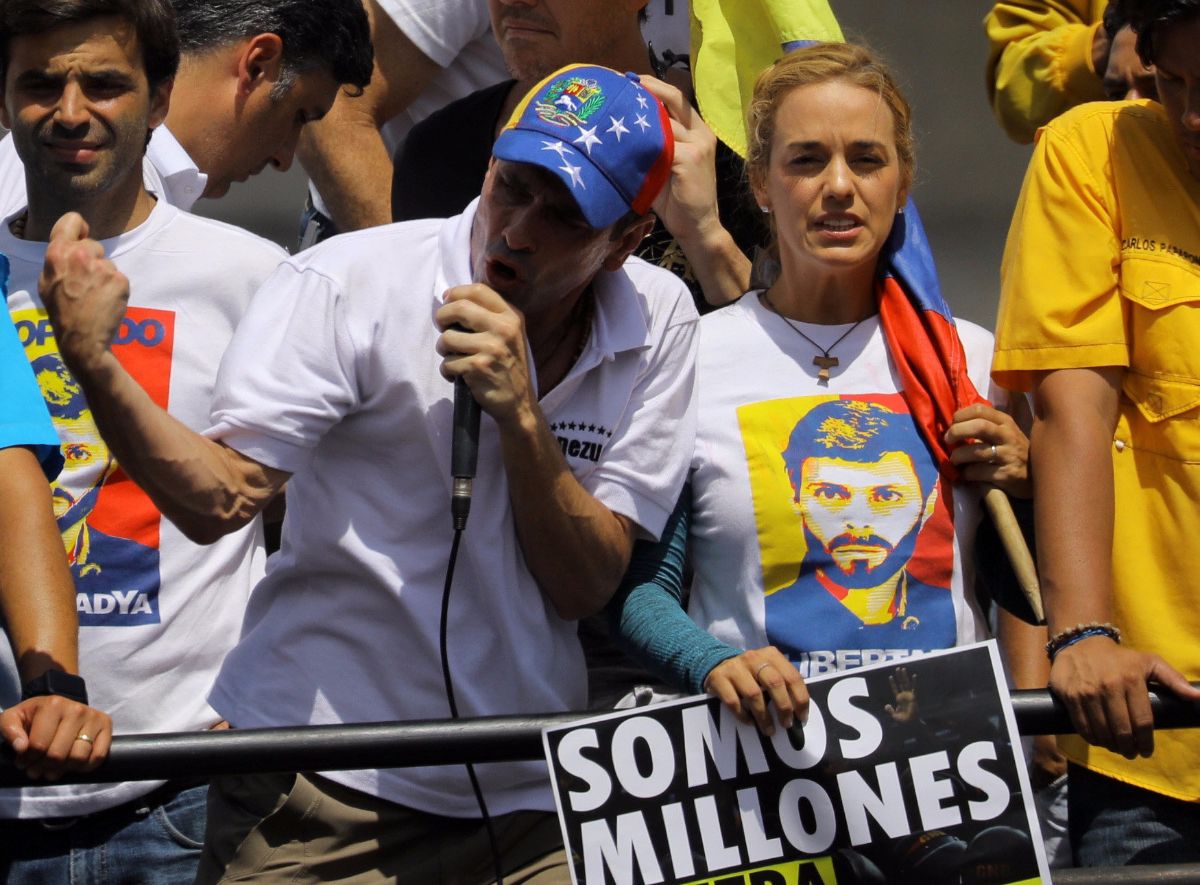 Líderes opositores se dirigen exultantes a los manifestantes en Canarias | REUTERS