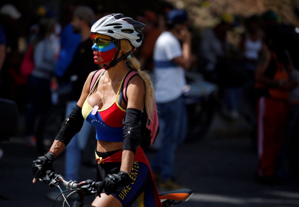 La conocida como 'mujer maravilla' secunda la manifestación de la oposición en Caracas | REUTERS