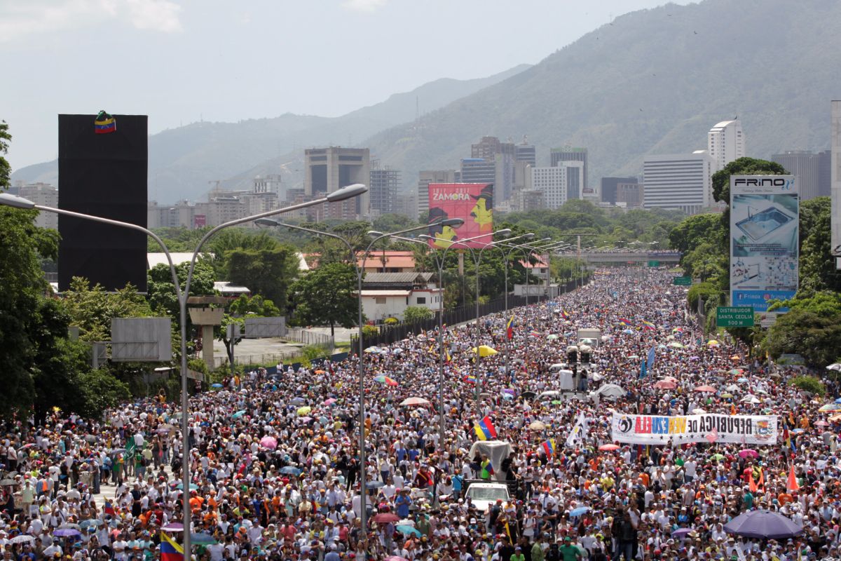 Miles de manifestantes secundan la marcha opositora en Caracas contra Nicolás Maduro | REUTERS