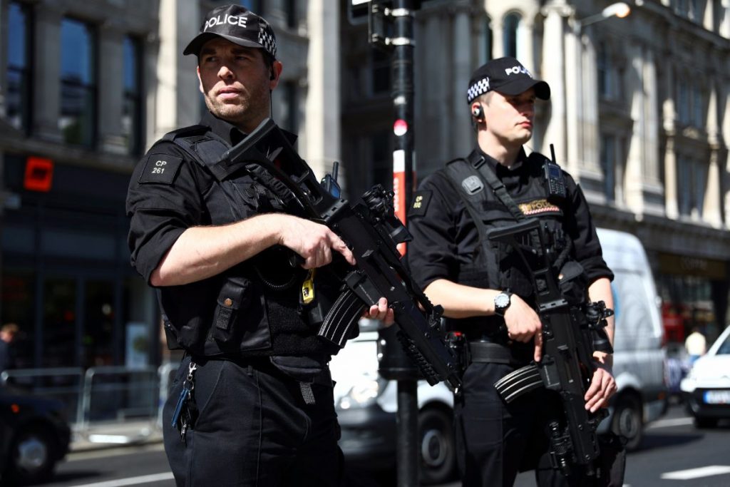 Agentes de policía armados vigilan las calles en Reino Unido | REUTERS/Neil Hall
