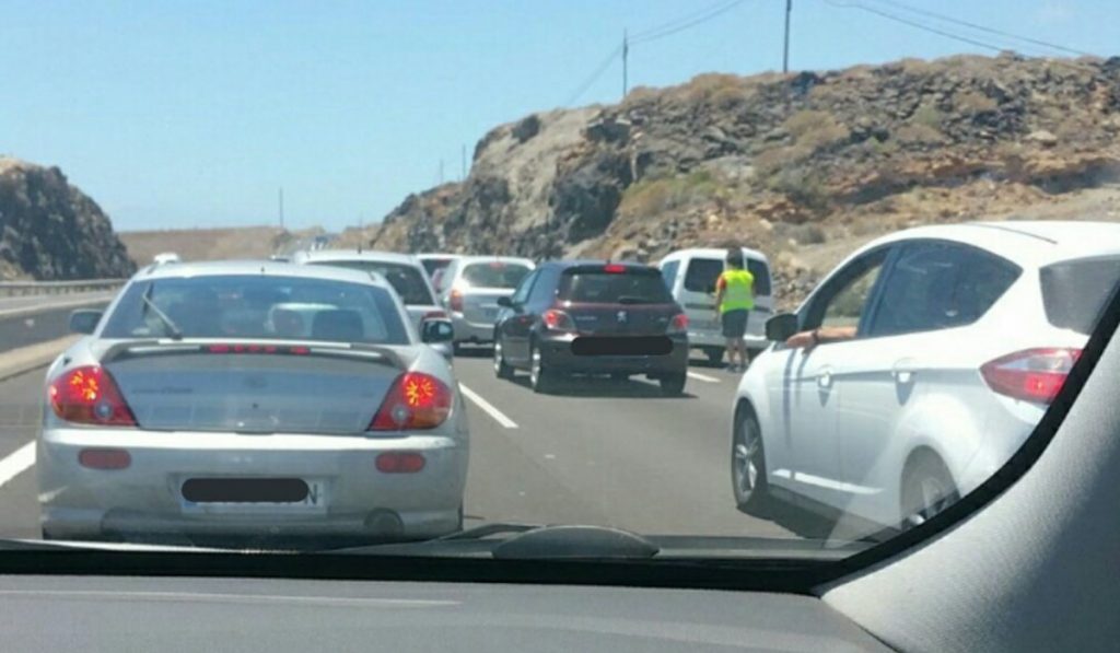 Dos accidentes consecutivos provocan retenciones en la autopista del Sur. @ TenerifeTráfico