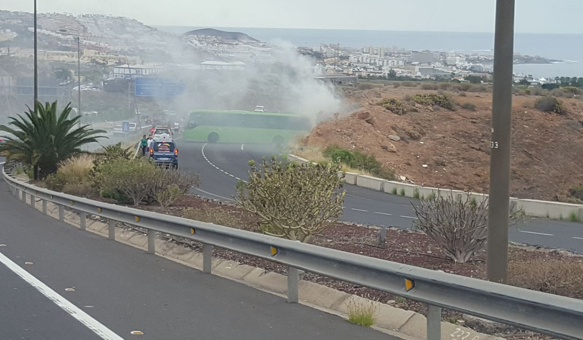 Bomberos de Tenerife sofocan el incendio de una guagua en Adeje. Alertas Canarias