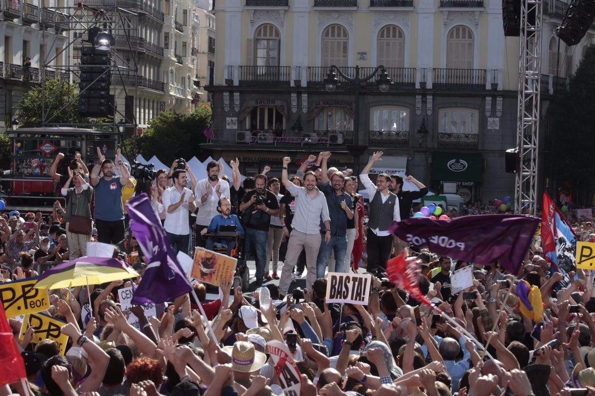 Dirigentes de Unidos Podemos en un momento de exultación durante la concentración en Sol | EUROPA PRESS