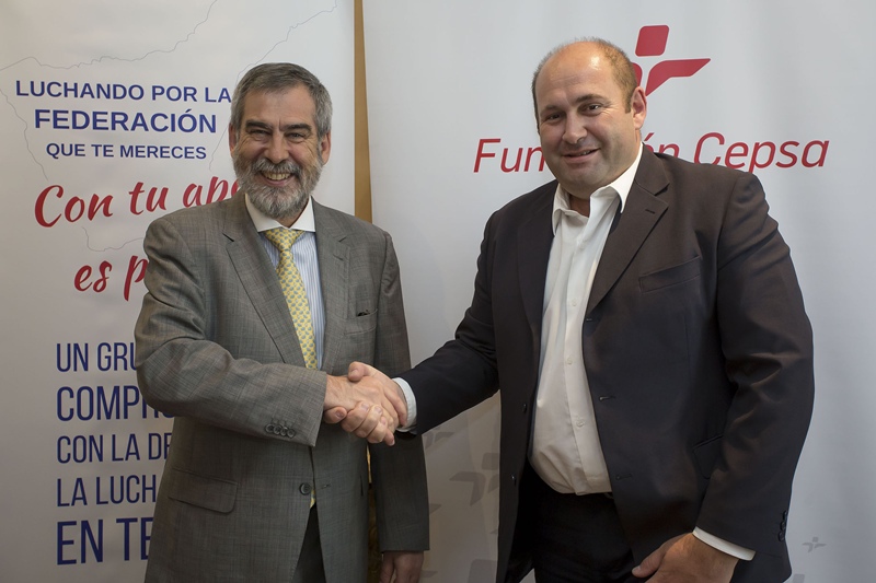 José Manuel Sabugo, director de Cepsa en Canarias, y Jeremías Hernández, presidente de la tinerfeña. DA