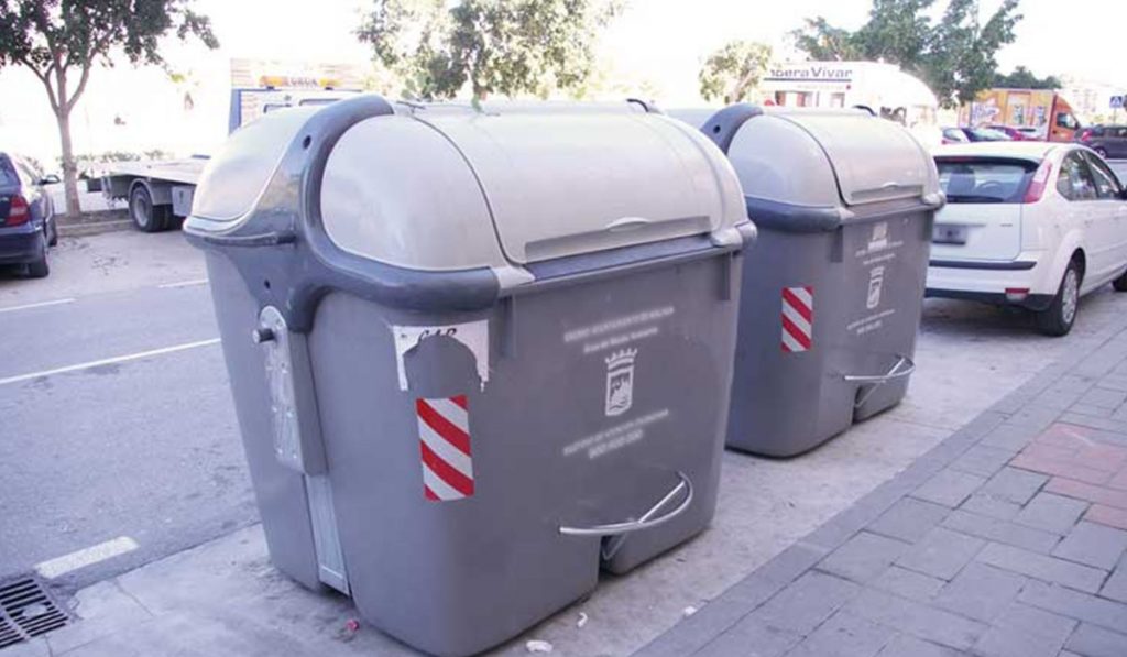 Imagen de archivo de contenedores de basura. DA