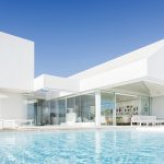 Su estilo es fácilmente identificable: formas rectilíneas y puras revestidas de blanco. DA