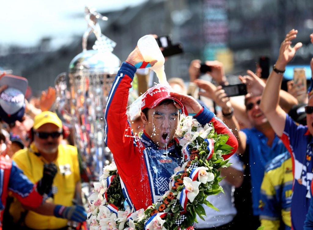 Momentos de la celebración de Sato y su equipo de la victoria en las 500 millas de Indianápolis | Mark J. Rebilas-USA TODAY Sport