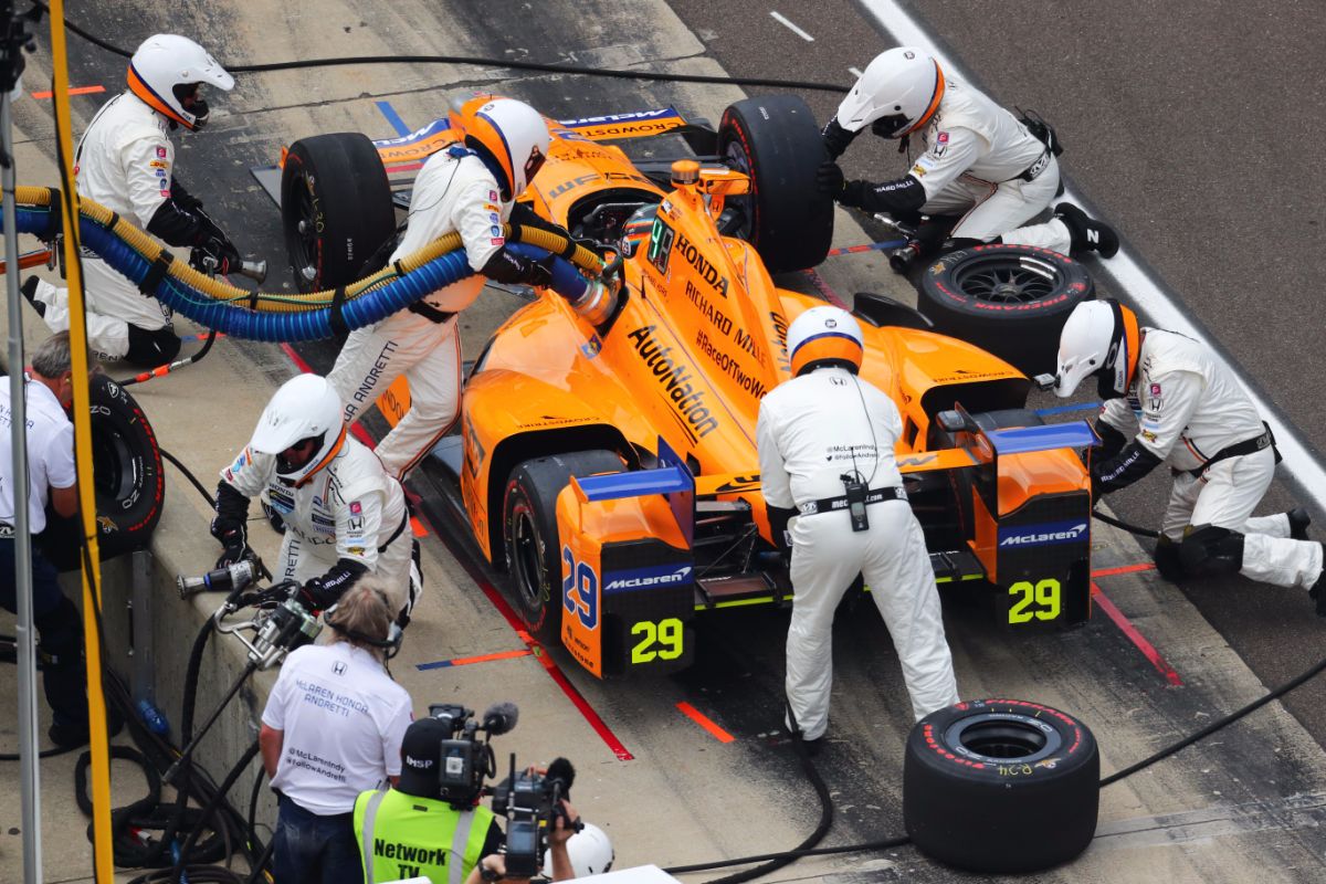 Fernando Alonso en pit durante la prueba de las 500 Millas de Indianápolis | Mark J. Rebilas-USA TODAY Sports
