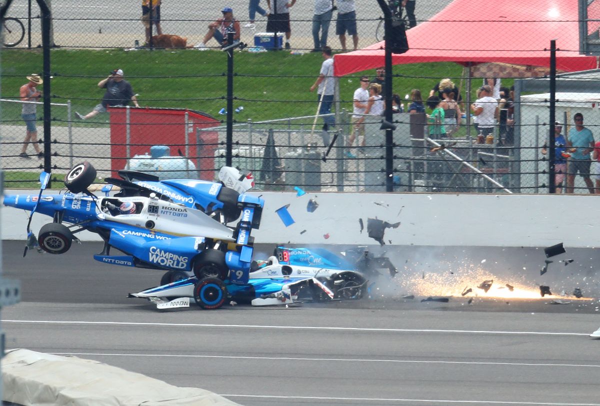 Imagen del accidente de Scott Dixon y Jay Howard durante las 500 Millas de Indianápolis | Mark J. Rebilas-USA TODAY Sports