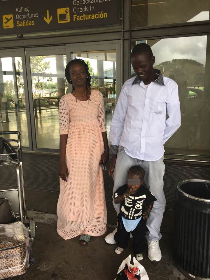 Mohamed, junto a su padre y Sophie, a su llegada a Los Rodeos / DA