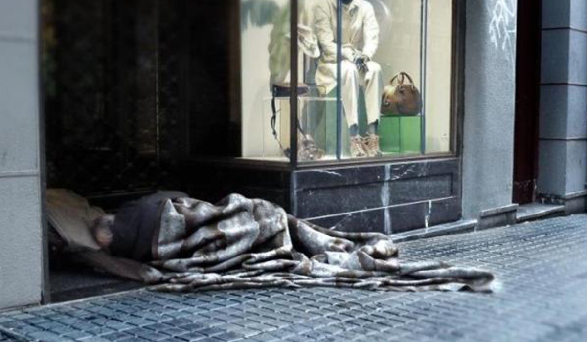 Era frecuente verle dormir en algún portal de la santacrucera calle del Castillo. DA