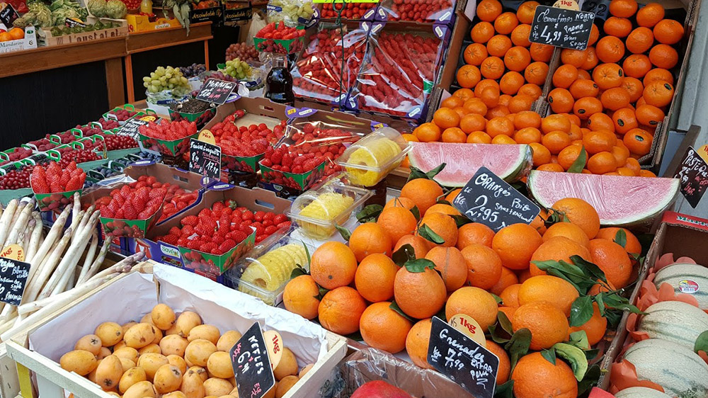 Frutas de temporada en un puesto de mercado | DA