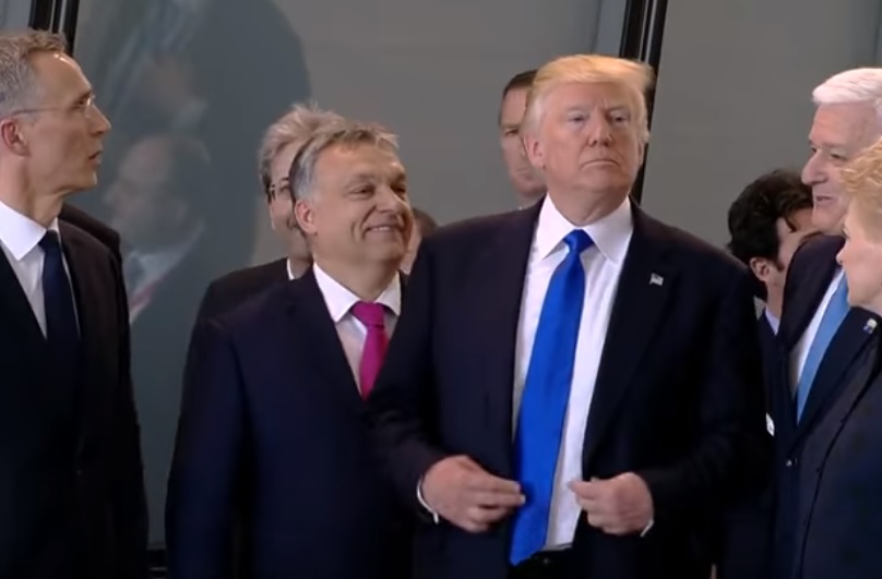 Trump tras abrirse hueco a empujones para salir en la foto de familia de la OTAN | RUTPLY