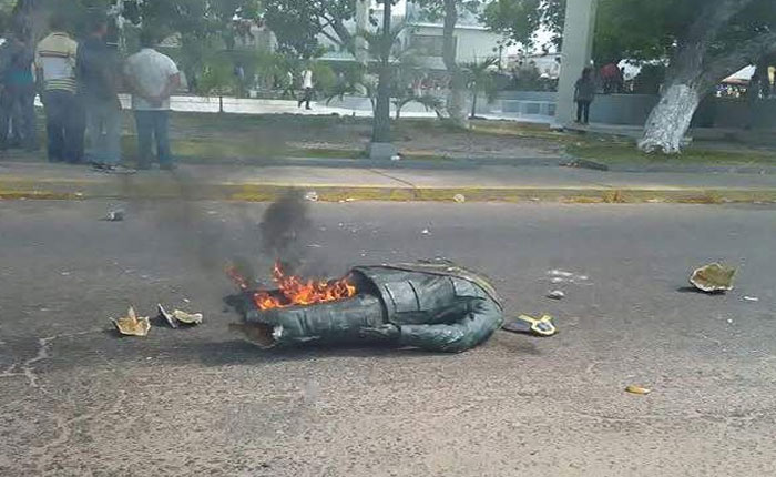 Derriban estatua de Hugo Chávez en Venezuela