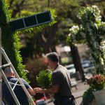 La Rambla de Santa Cruz ya mostraba ayer los trabajos de elaboración de las primeras cruces de flores naturales, que hoy serán protagonistas en el paseo capitalino de Las Tinajas, junto a las 29 de materiales reciclados elaboradas por otros tantos centros educativos. Fran Pallero