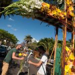 La Rambla de Santa Cruz ya mostraba ayer los trabajos de elaboración de las primeras cruces de flores naturales, que hoy serán protagonistas en el paseo capitalino de Las Tinajas, junto a las 29 de materiales reciclados elaboradas por otros tantos centros educativos. Fran Pallero