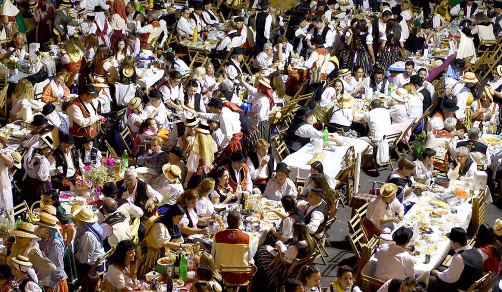 Pasadas las once de la noche, la mayoría de las 700 mesas que componían el Baile de Magos, ya lucían completas en el entorno privilegiado de la calle de La Noria. Reportaje gráfico: Sergio Méndez