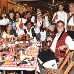 Pasadas las once de la noche, la mayoría de las 700 mesas que componían el Baile de Magos, ya lucían completas en el entorno privilegiado de la calle de La Noria. Reportaje gráfico: Sergio Méndez