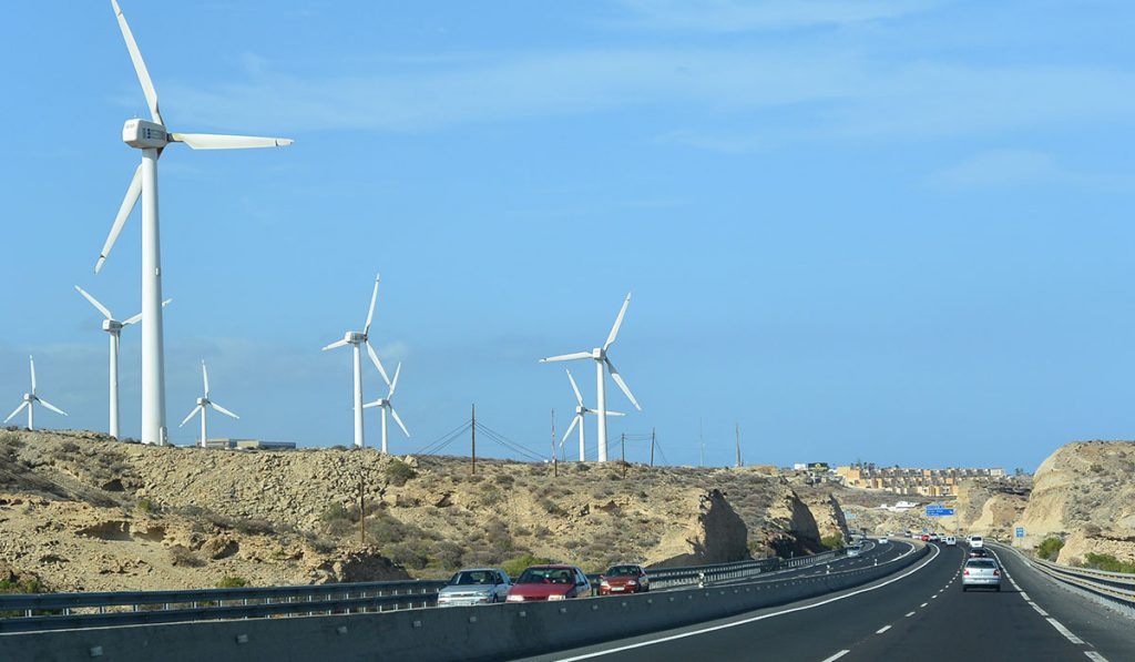Parques eólicos y tendidos eléctricos en la parte superior de la autopista TF-1 a su paso por Arico. DA