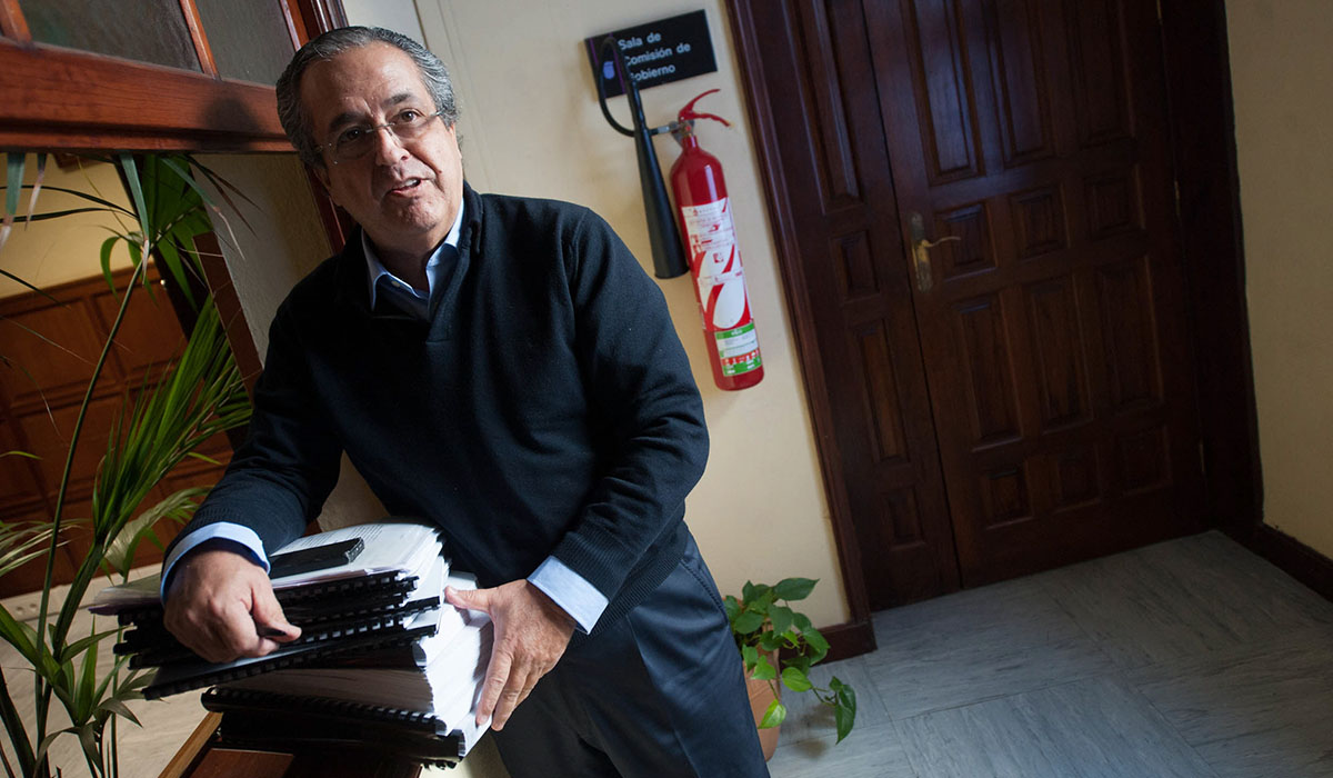 Imagen de Antonio Alarcó entrando a una reunión de la comisión de grúas. Fran Pallero