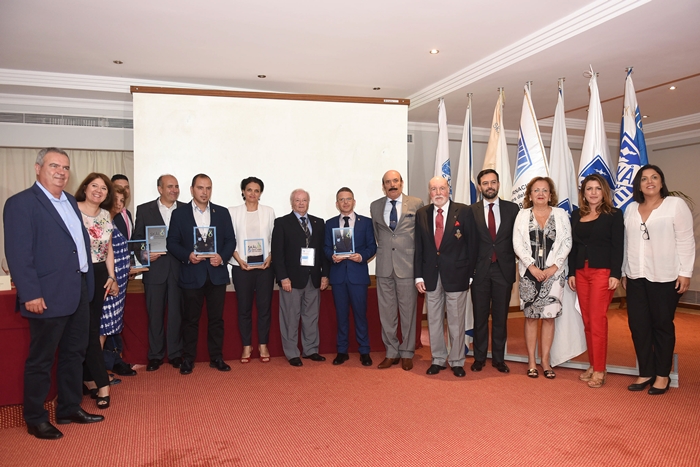 La familia de los premiados, durante la primera entrega de los Premios Sostenible Skål Internacional, que tendrá carácter anual. Sergio Méndez
