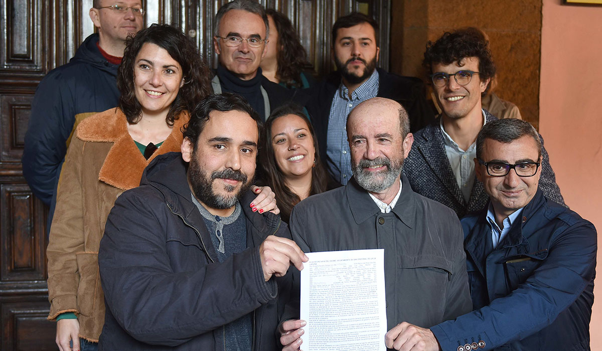 Imagen de los propulsores del cambio de Gobierno con el documento de la moción de censura. S. M.
