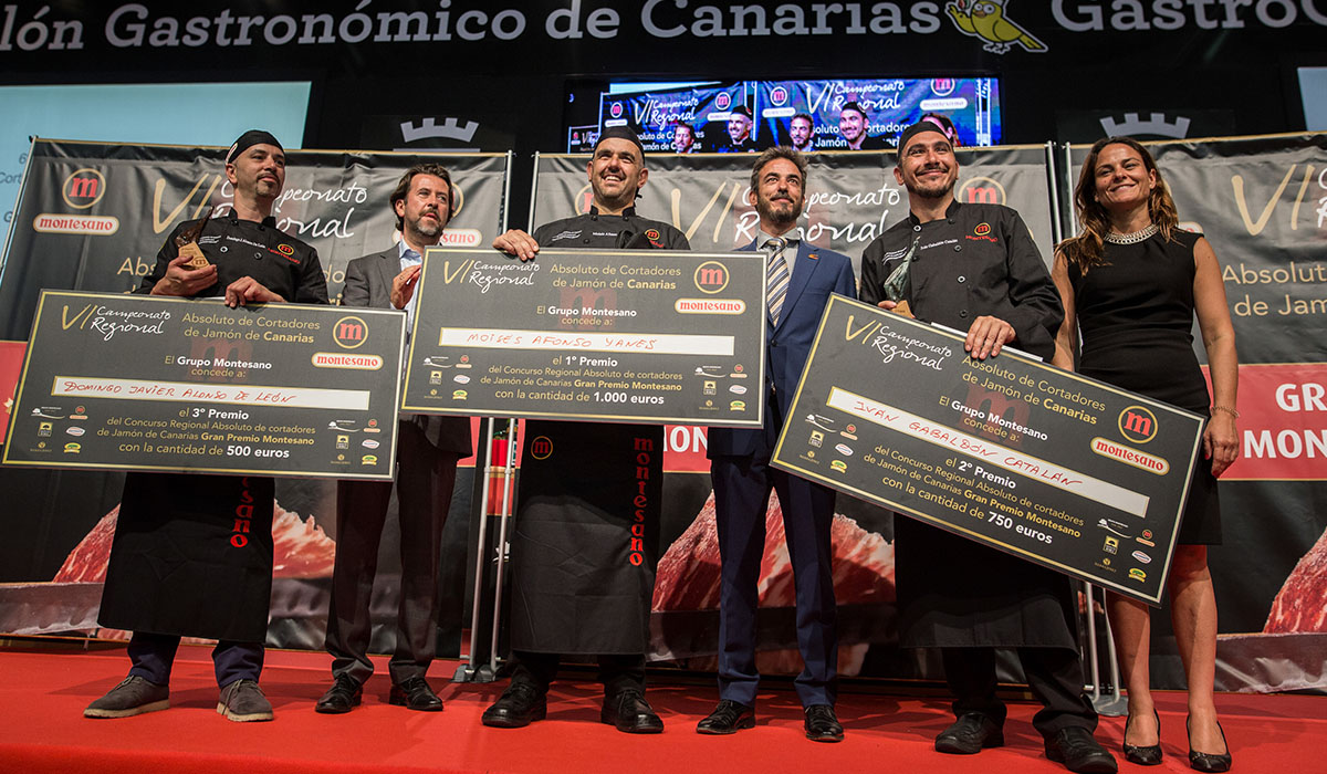 Los ganadores del concurso de Montesano muestran sus diplomas acompañados de Carlos Alonso y los hermanos García. Andrés Gutiérrez