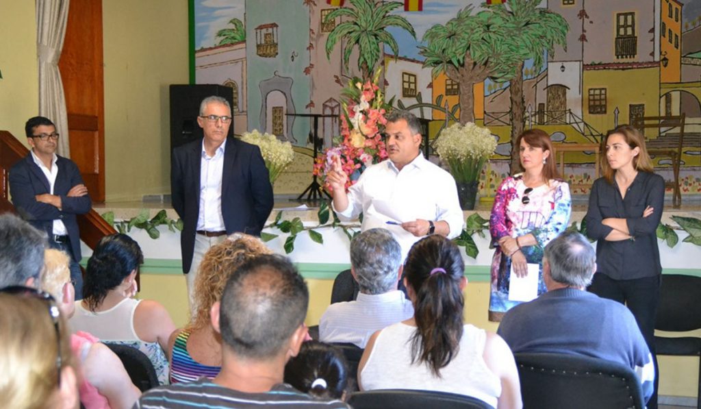 Imagen de archivo del alcalde en una asamblea con residentes de las 119 viviendas de San Matías. DA