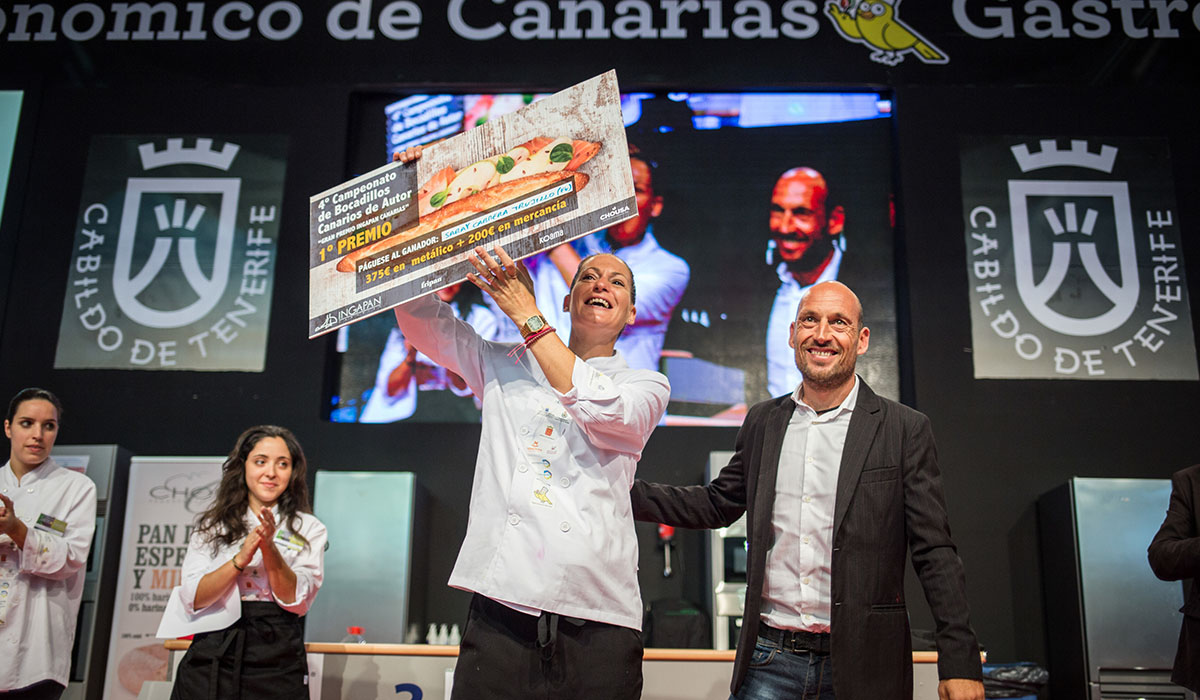 Sarai Cabrera Trujillo se alzó con el primer premio, que le entregó Iago Encinas, director general de Ingapan. Andrés Gutiérrez