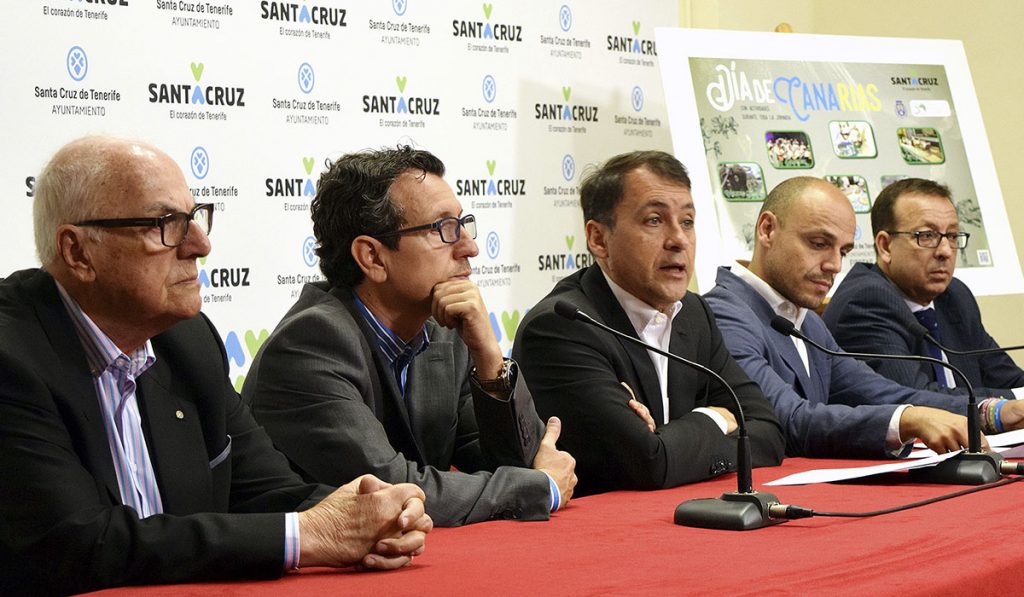 Elfidio Alonso (izq.), Jesús Morales, José Manuel Bermúdez, Alfonso Cabello y José Manuel Garrido, ayer en el Ayuntamiento de Santa Cruz. DA