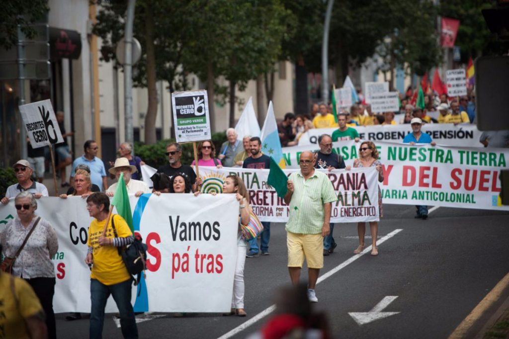 Los distintos colectivos que participaron en la marcha portaron pancartas contra la corrupción, por los derechos laborales y también por los sociales. Fran Pallero