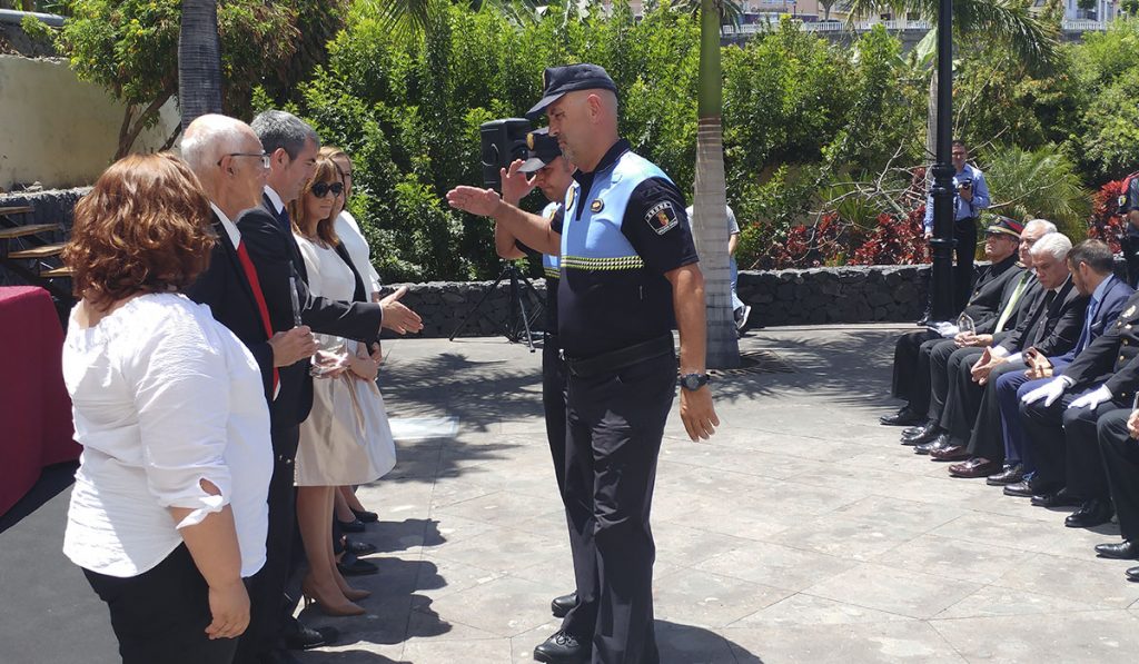 Agentes de la Policía de Arona, reconocidos por el Gobierno canario. DA