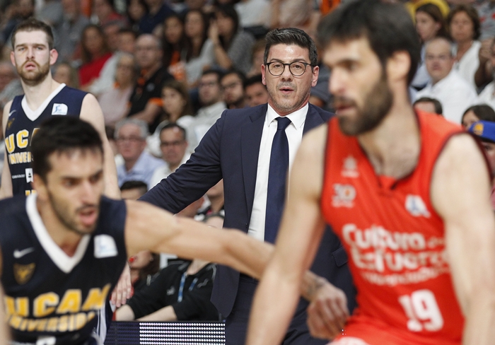 El técnico griego, durante un encuentro de la pasada temporada, con el UCAM Murcia| ACB Media
