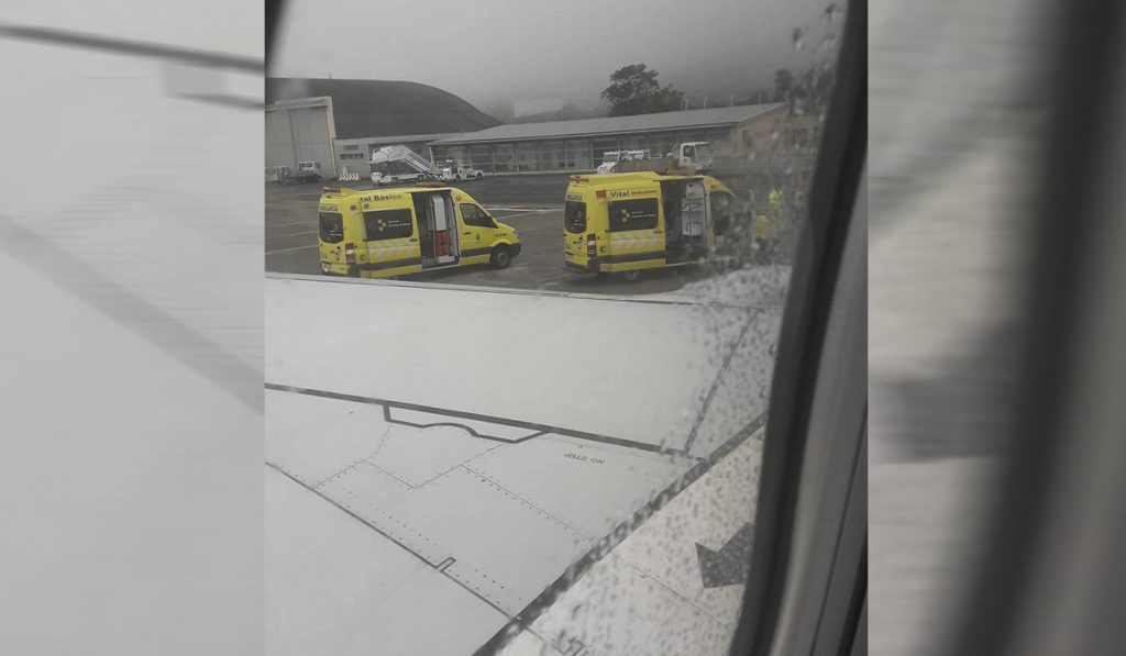 Ambulancias del SUC por fuera del avión en Los Rodeos. F.J.P.