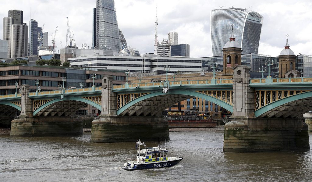 La Policía marítima pasando por uno de los lugares del atentado en Londres. REUTERS/Peter Nicholls