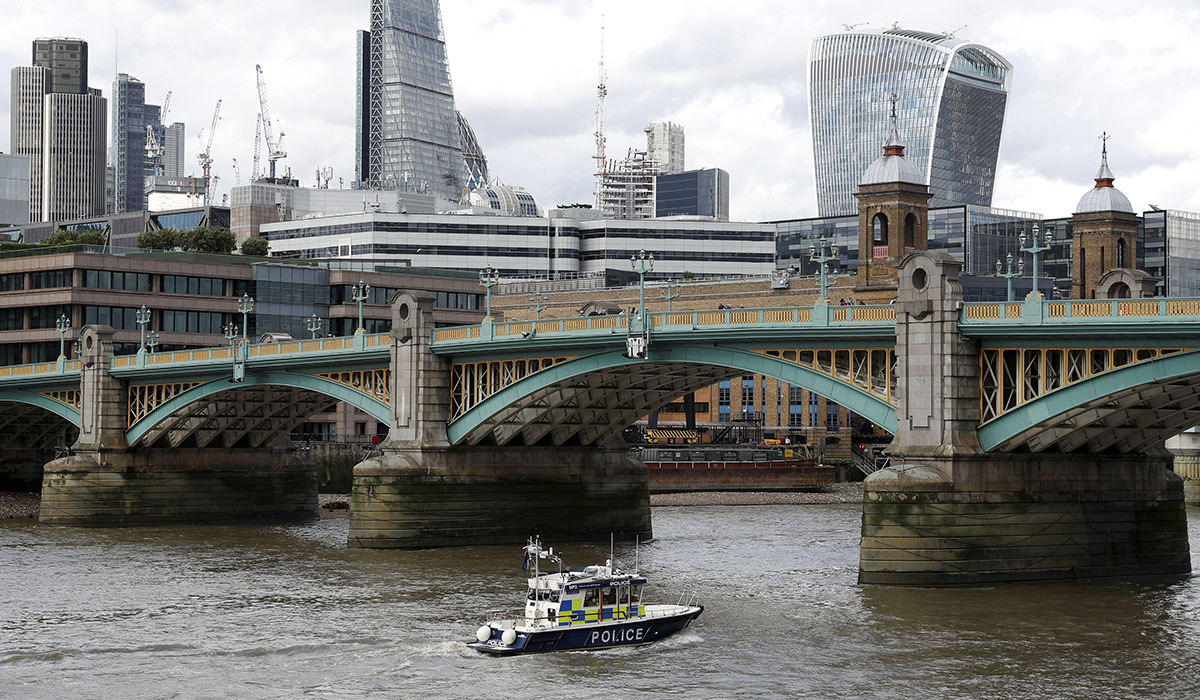 La Policía marítima pasando por uno de los lugares del atentado en Londres. REUTERS/Peter Nicholls